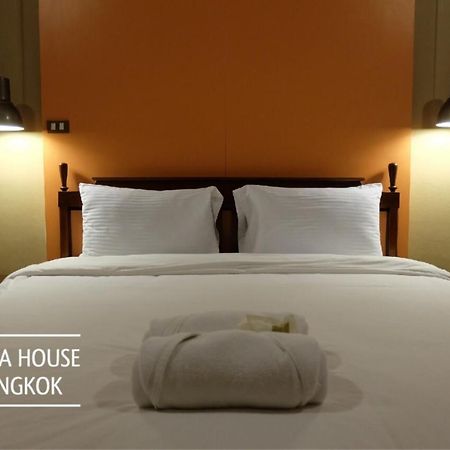 Issara House Bangkok Hotel Exterior photo