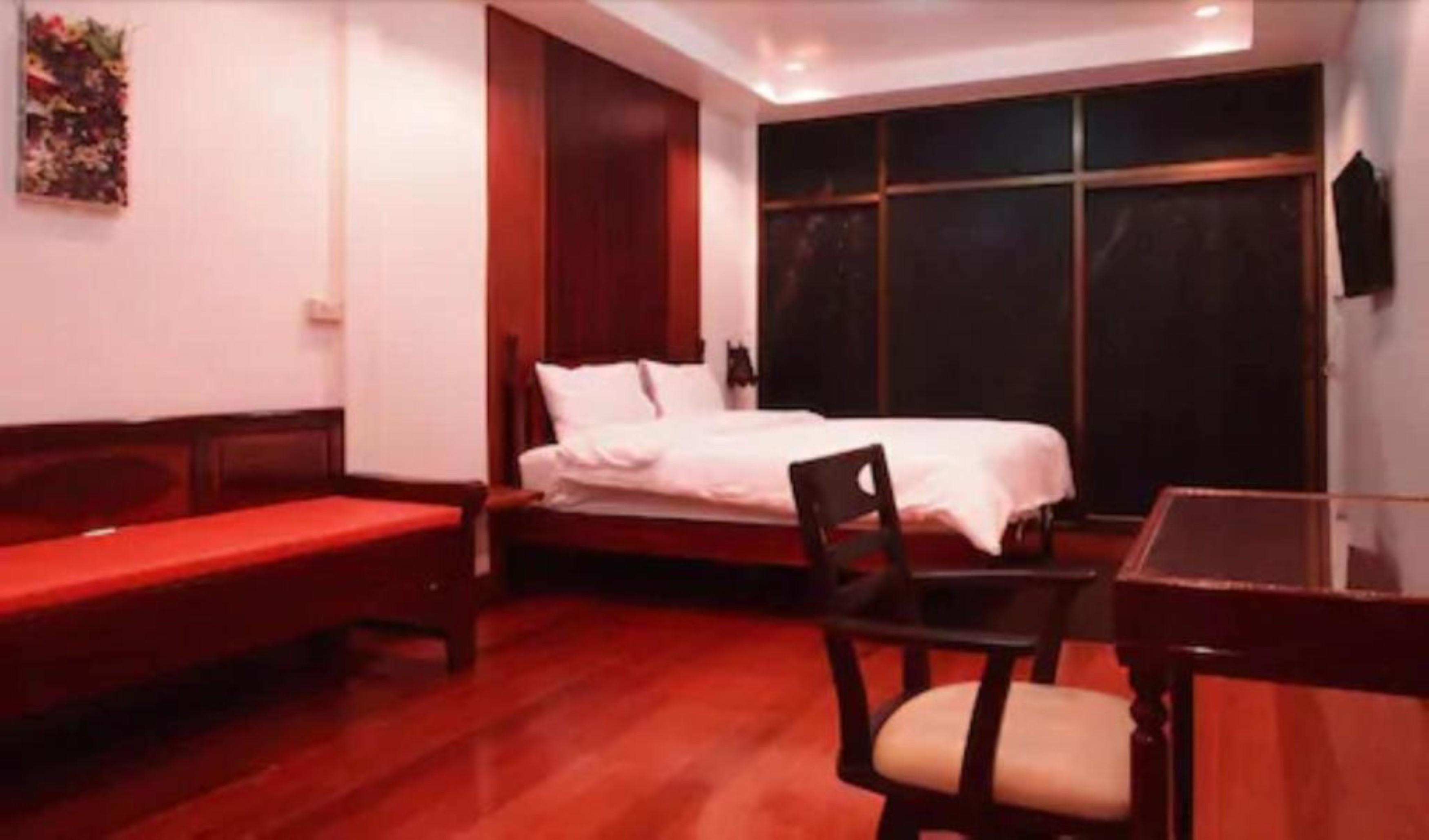 Issara House Bangkok Hotel Exterior photo