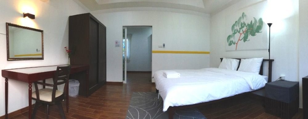 Issara House Bangkok Hotel Exterior photo