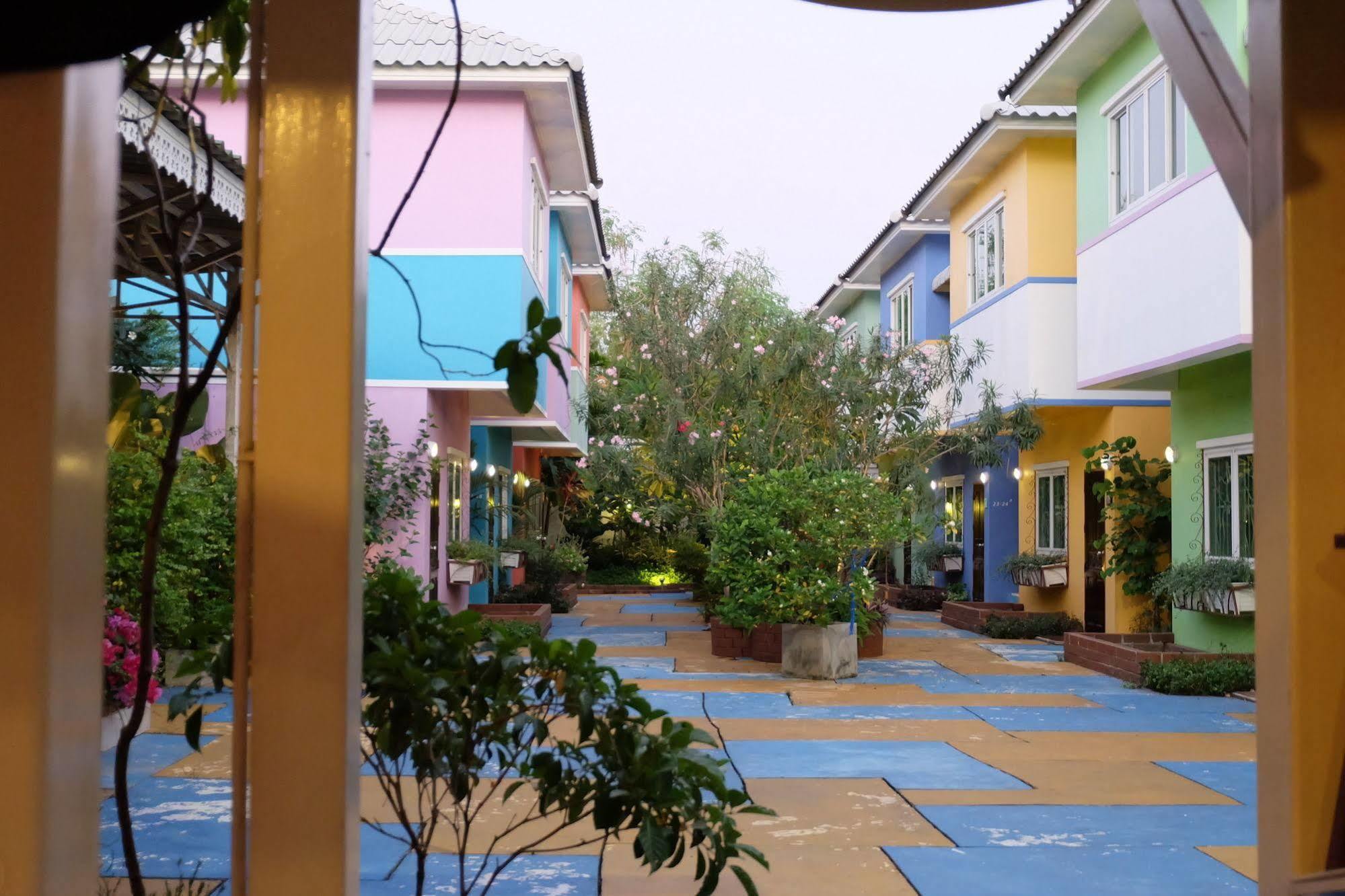 Issara House Bangkok Hotel Exterior photo